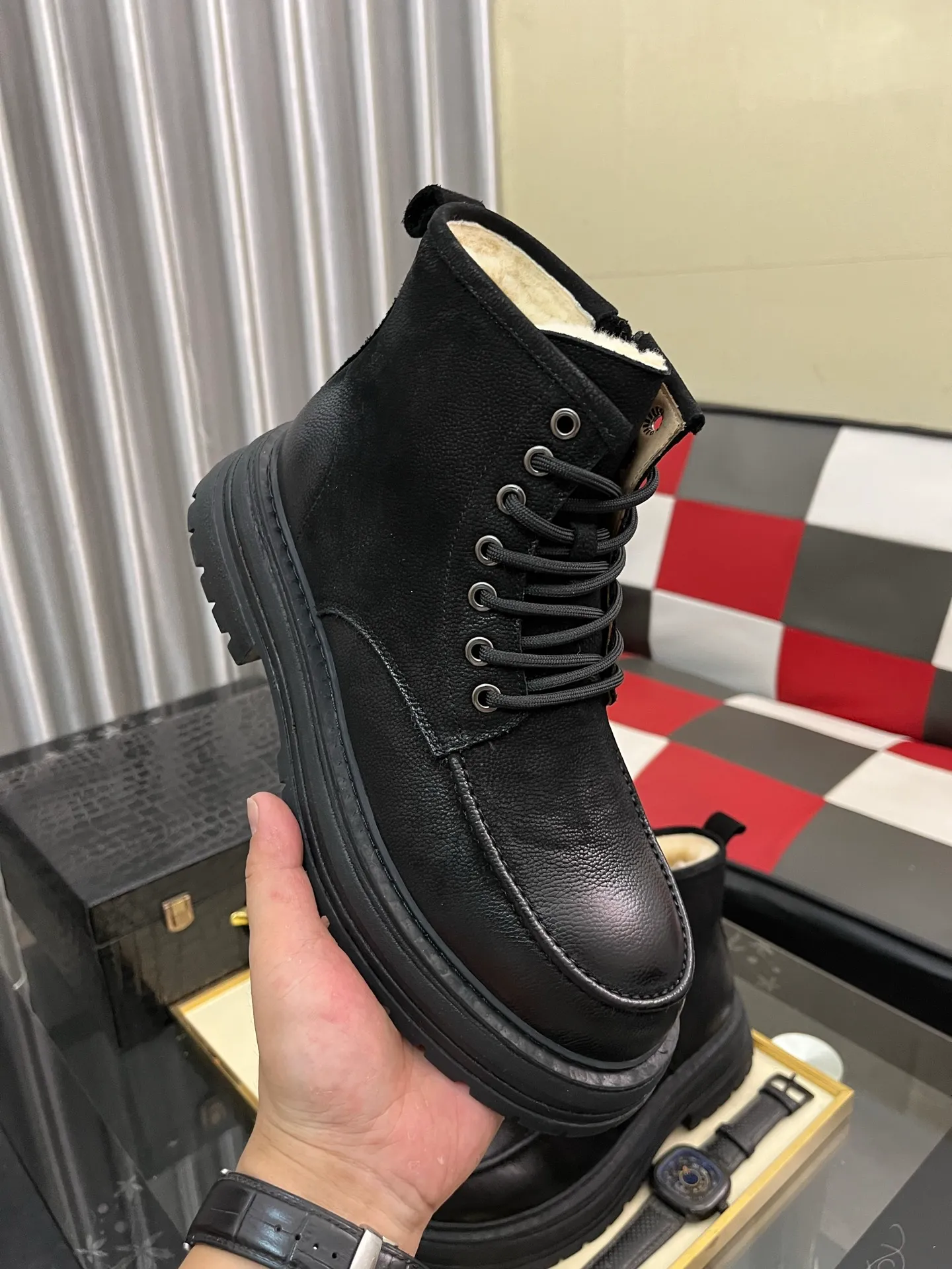 Men's Men's Shoes 💰660⌚️⌚️New UGG fur-integrated men's simple and fashionable snow shoes. The most worth buying at the end of this year are warm casual shoes. Whether you are out and about at home, their comfortable and warm performance will be your most suitable fashion companion! The material is cowhide upper and imported wool is used inside. Two layers of cowhide for warmth and comfort! The eva+ rubber patch outsole is cushioned, wear-resistant, and has good elasticity. It is light and wear-resistant, comfortable and soft, and the new simple cut is more fashionable. It has both practicality and fashion sense, so you no longer have to worry about how to match it in winter, while still maintaining fashionable taste. High-quality genuine wool produced in Dongguan. The material depends on the details! Size: 38-39-40-41-42-43-44-45